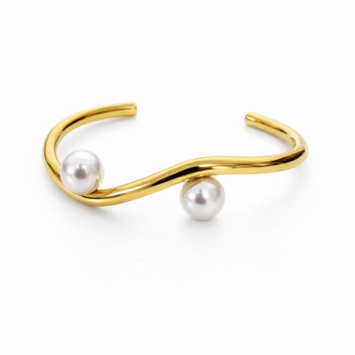 Bracelete dourado aberto com duas pérolas brancas nas extremidades