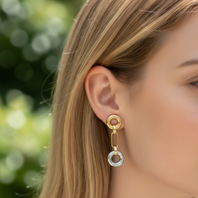 Brinco bicolor com argolas dourada e prateada pendentes