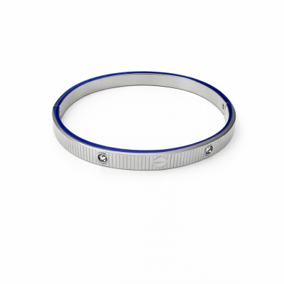 Pulseira metálica prateada com parafusos decorativos e interior azul