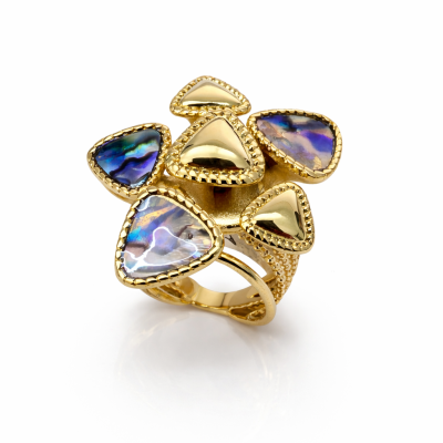 Anel dourado com pedras triangulares azuis e roxas