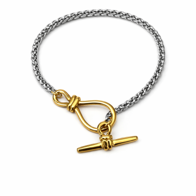 Pulseira em aço com corrente prateada e fecho T dourado