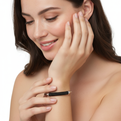 Pulseira preta texturizada e metálica prateada no pulso de mulher