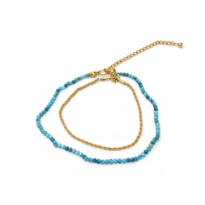 Duas pulseiras, uma de contas azuis e outra dourada com fecho em T