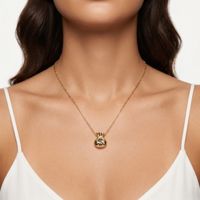 Colar dourado com pendente em forma de saco de dinheiro no pescoço de mulher