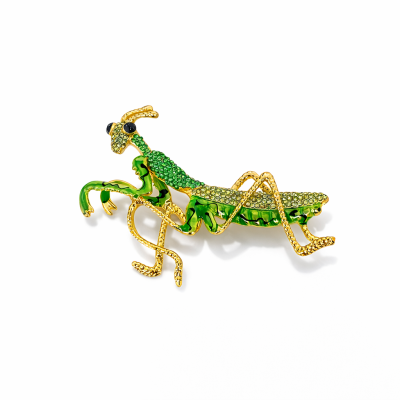 Broche de mantis religiosa verde e dourado com pedras em fundo branco
