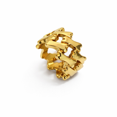 Anel dourado com design de ossos entrelaçados