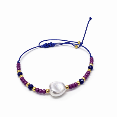 Pulseira ajustável azul com miçangas roxas, azuis, douradas e pérola central