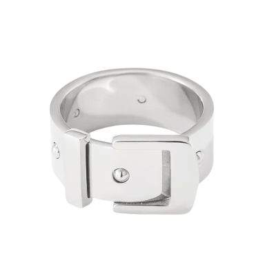 anel em metal prateado com design de fivela