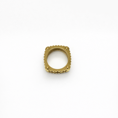 Anel quadrado dourado com parafusos e bordas onduladas