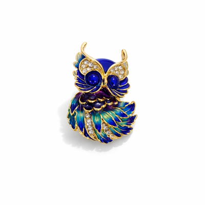 Broche coruja dourado com esmalte azul e verde e pedras transparentes