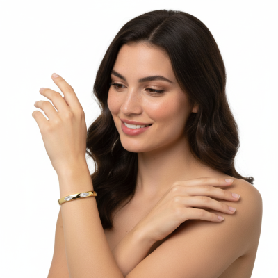 Mulher com bracelete dourado e pedras no pulso esquerdo, fundo branco