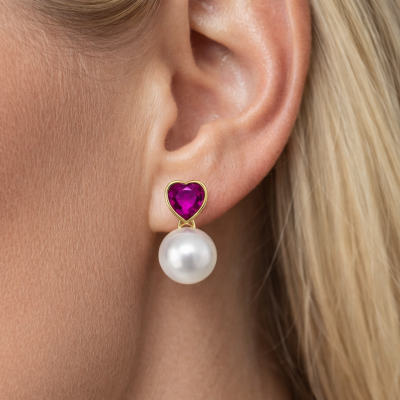 Brinco com pedra roxa em forma de coração e pérola pendurada