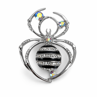 Broche metálico prateado em forma de aranha com pedras brilhantes e riscas pretas