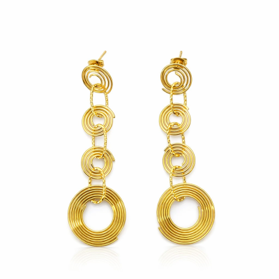 Brincos pendentes dourados com círculos entrelaçados