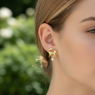 Brinco dourado de gato com coração e pendente em forma de coração