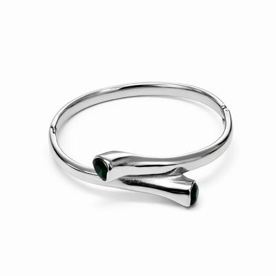 Pulseira prateada com detalhes verdes