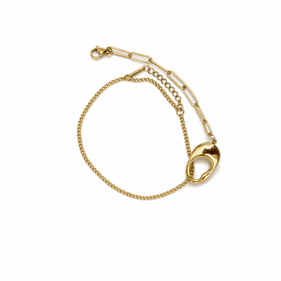 Pulseira dourada com pendente metálico e elos variados