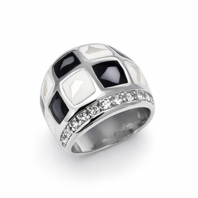 Anel prateado com pedras quadradas preto e branco e faixa de pedras brilhantes.