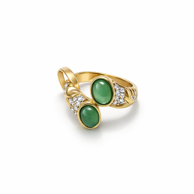 Anel dourado com pedras verdes e brilhantes
