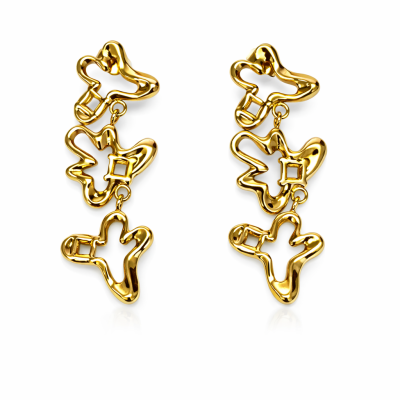 Brincos dourados com design abstrato em fundo branco