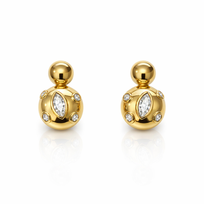 Brincos dourados com pedras claras sobre fundo branco