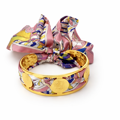 Pulseira dourada com lenço colorido e moedas decorativas