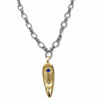 Colar com corrente prateada e pendente dourado em forma de máscara com olho azul