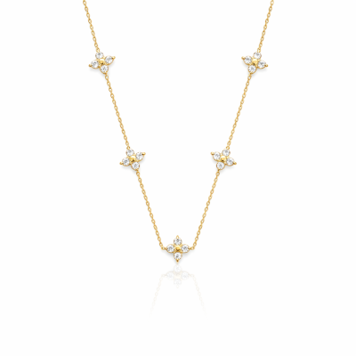 Colar dourado com pedras transparentes em fundo branco