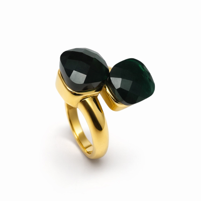 Anel dourado com duas pedras facetadas, preta e verde escuro