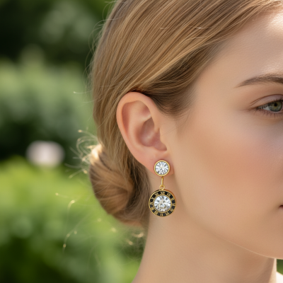 Brincos dourados com pedras transparentes e círculo preto com números romanos