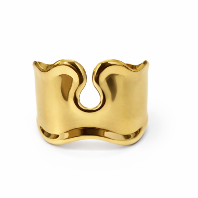 Pulseira dourada ondulada com entalhe ao centro sobre fundo branco