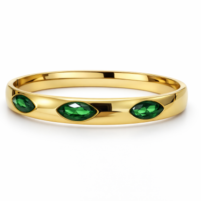 Pulseira dourada com três pedras verdes ovaladas