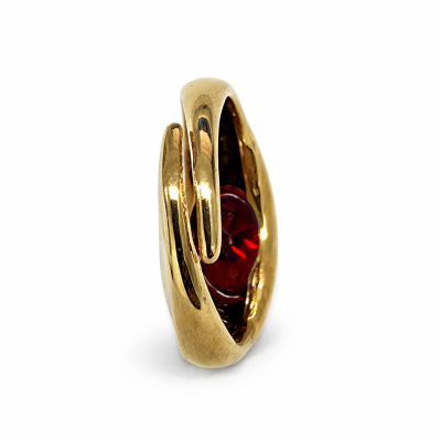 Brinco dourado com pedra vermelha central