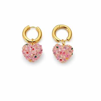 Brincos de argola dourada com corações rosa decorados com pedras coloridas