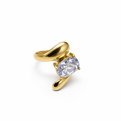 Anel dourado com pedra translúcida retangular