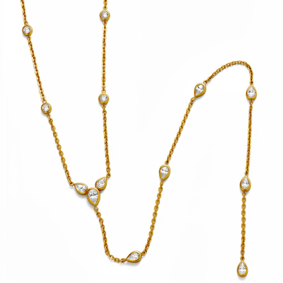 Colar dourado com pedras transparentes em forma de lágrima e círculos