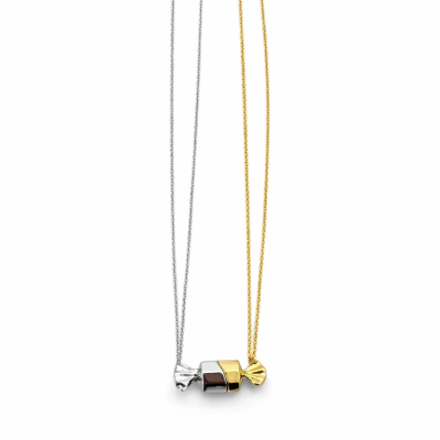 Colar com pendente em forma de doce metálico prateado, preto e dourado com correntes fina dourada e prateada