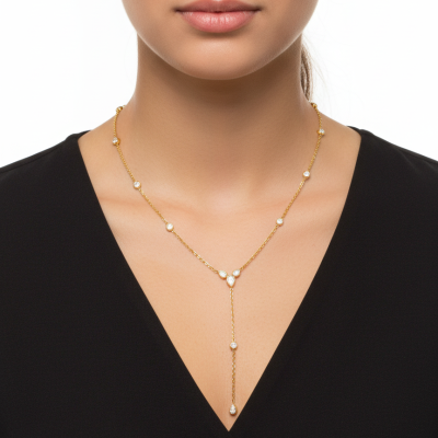 Colar dourado com pedras brancas em mulher com camisa preta