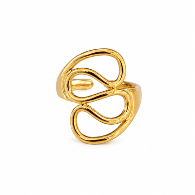 Anel dourado com design aberto e curvas fluídas em fundo branco