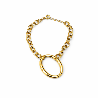 Pulseira dourada com elo oval grande no centro em fundo branco.