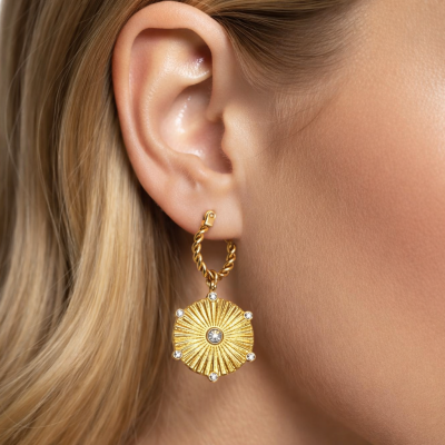 Brinco dourado texturizado com pedras brilhantes