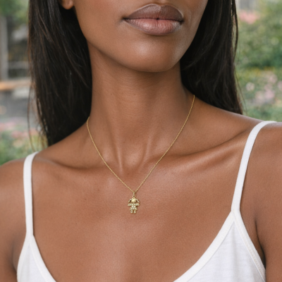 Mulher com colar dourado de pendente em forma de menina e top branco