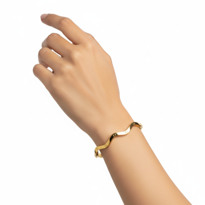 Pulsera dourada em forma de onda num pulso