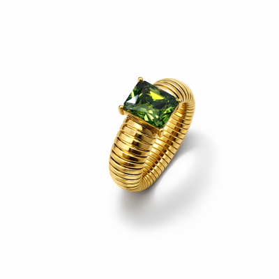 Anel dourado com pedra verde retangular