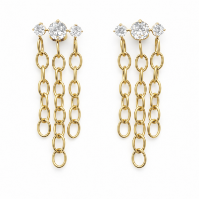 Brincos dourados com três correntes pendentes e pedras brilhantes