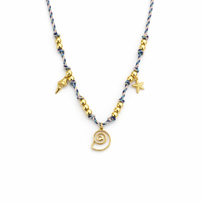 Colar artesanal com pendentes dourados e cordão trançado