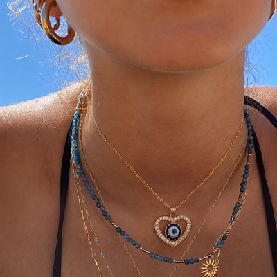 Colares dourados e contas azuis com pendentes e brincos de argola dourados