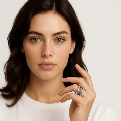 Mulher com anel prateado com pedras azuis na mão direita