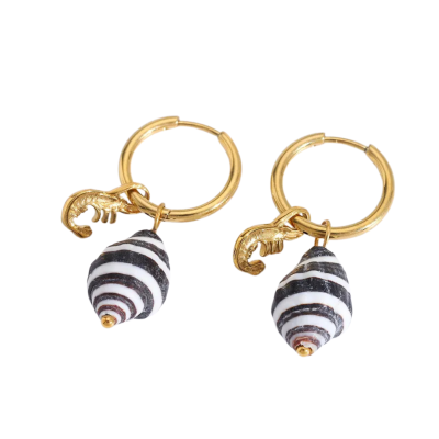 Brincos em argola dourada com pendentes de conchas às riscas e pequenas lagostas douradas