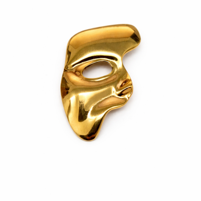 Máscara dourada decorativa com acabamento metálico em fundo branco